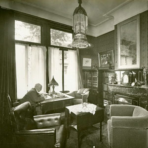 Klaas Groesbeek in zijn villa aan de Vondelstraat (1914)